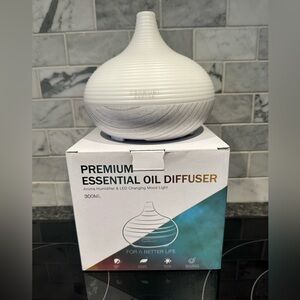 Essential oils diffuser 300 ml + 2 kits of essential oils